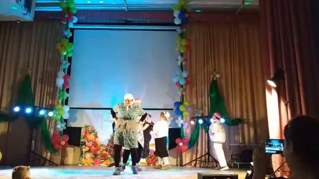 Весёлое поздравление от педагогов и работников Лотоса от 15 03 2019 смотреть онлайн