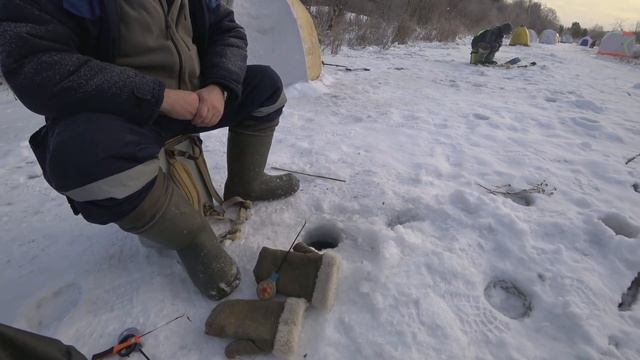 Ловля плотвы зимой на мормышку в малой речке! Зимняя рыбалка.