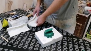 Литьё житкого пластика в форму. Изготовление технической детали методом литья. Работы в мастерской.