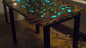 Стол жкрнальный из фруктовых спилов с подсветкой