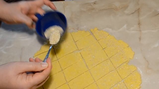 ХРУСТЯЩИЕ СЫРНЫЕ ПАЛОЧКИ! ХРУСТИКИ С СЫРОМ! Выпечка, вкусный рецепт! И сырный соус!