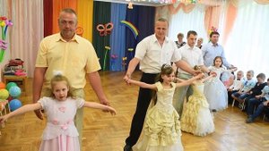 Красивый танец пап с дочками, на выпускном в детском саду 311, Минск