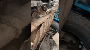 Ниссан Террано 21 кузов. Меняю подушки кузова. Ремонт петель дверей.