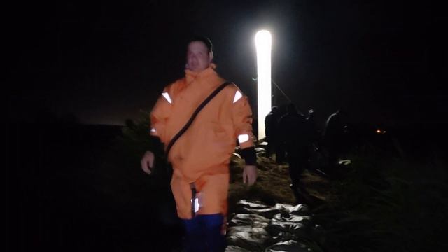 2021 07 25 спасатели ночью устраняли течь дамбы в Белогорске смотреть онлайн