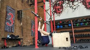 Подтягивания до живота с ногами на тумбе с паузой