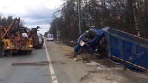 Вытаскиваем самосвал из кювета