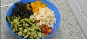 Салат с оливками и плавленым сыром