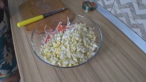 Салат с креветками кальмаром и красной икрой. "Морская нежность". Рецепт салата с морепродуктами.