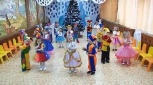 вход на новогодний утренник (под песню барбарики Этот новый год)