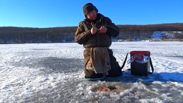 Зимняя рыбалка открываем сезон в Салтове безмотылка. смотреть онлайн
