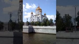 Храм Христа Спасителя вид с Москвы-реки.