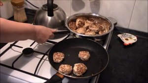 Тефтели из курицы в сметанном соусе. Тефтели рецепт. Тефтели с рисом. Куриные тефтели.