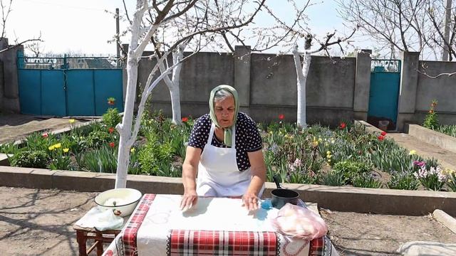 Бабушка готовит турецкие лепешки смотреть онлайн