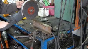 Можно ли болгаркой резать искрами от себя?