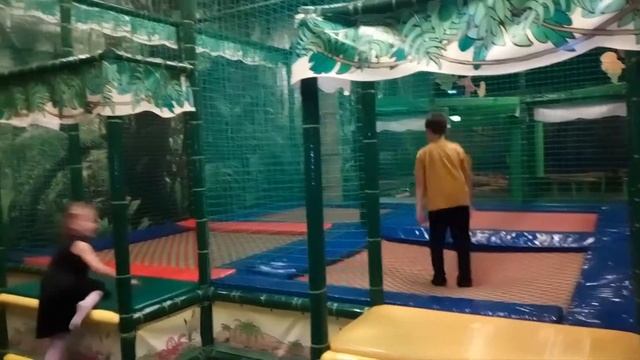 Детский развлекательный центр - Горки, Батуты, Тарзанка, Аттракционы и игровые автоматы! смотреть онлайн