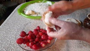 РЕЦЕПТ ВАРЕНИКИ С КЛУБНИКОЙ.ЭТУ ВКУСНЯШКУ МОЖНО ГОТОВИТЬ ТОЛЬКО ЛЕТОМ??СОЧНЫЕ,СЛАДКИЕ.?