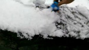 ►Синий игрушечный трактор убирает снег