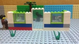 Лего человек строит дом