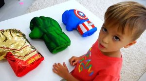 Влад и Никита в костюмах супергероев помогают маме