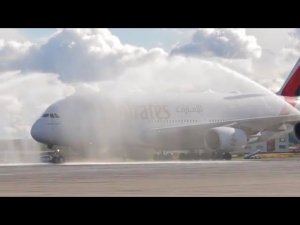 Красивая встреча огромного самолёта Airbus A380