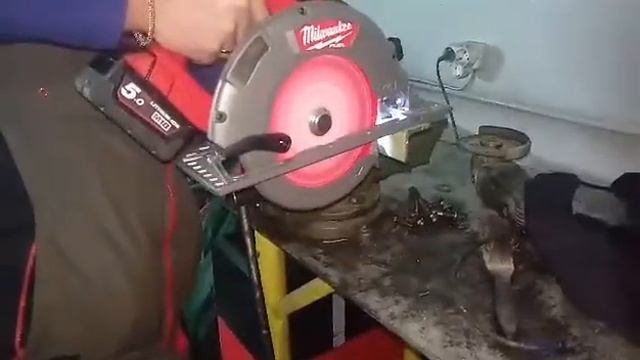 Аккумуляторная циркулярка Milwaukee 2731-20 + диск по металлу Freud Diablo D0738F смотреть онлайн