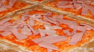 Пицца с колбасой и сыром