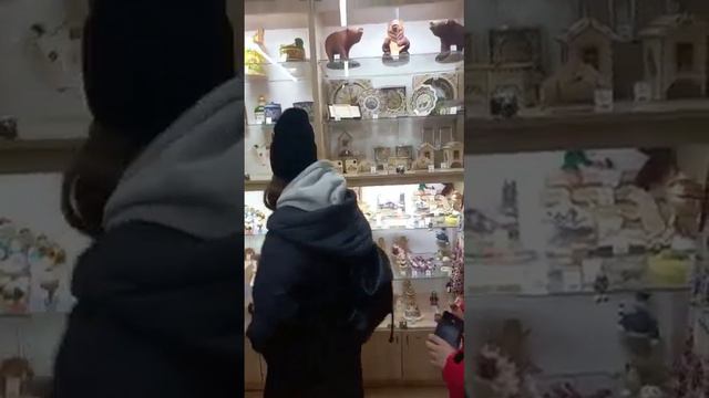 Школьники на экскурсии в Шушенском, сувенирная лавка в музее Шушенский