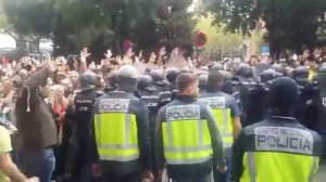 Полиция задерживает участников референдума