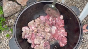 Баранина с овощами в казане на костре