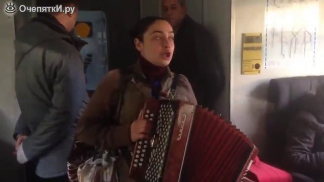 Девушка красиво поет песню вахтеры