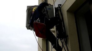 Монтаж кондиционера, подъём с помощью полиспаста.