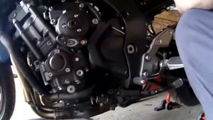 Yamaha FZ1 подготовка к замене шлангов охлаждения,жидкости,и воздушного фильтрa.