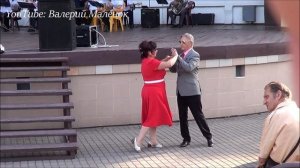 Прекрасная пара красиво танцует в парке!