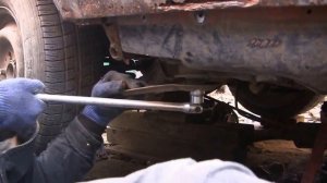 Mercedes restoration w123 230 видео 59, снимаем заднюю балку вместе с мостом