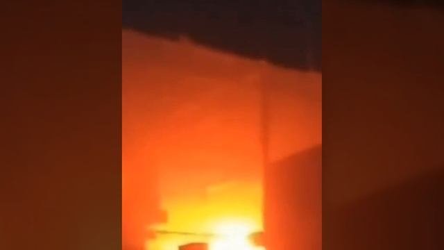 В Запорожье после прилета по промышленному предприятию крупный пожар — зарево видно издалека