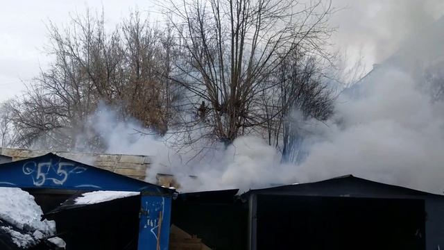 Как в Пушкино ломают и жгут гаражи, 21.03.16г смотреть онлайн