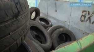 Водители охотно несут старую резину в точку приема на Кирова 5