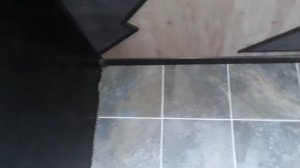 Монтирую напольный плинтус на балконе