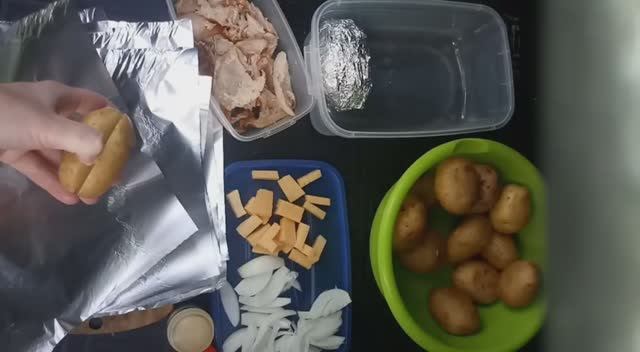 Готовлю на Природе! Печёная картошка с копченым мясом в фольге на раскаленных углях! ВКУСНЯШКА!