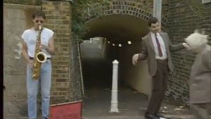 Урок танцев от Мистера Бина. Мистер Бин танцует на улице