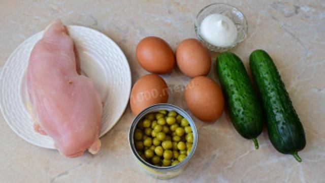Салат с курицей зеленым горошком огурцом и яйцом