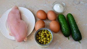 Салат с курицей зеленым горошком огурцом и яйцом