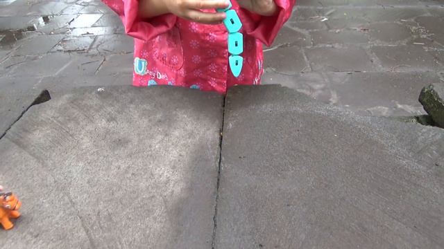 ВЛОГ Устраиваем гонки по лужам змеи и ковбоя Прыгаем по лужам как Свинка Пеппа Кривой Рог смотреть онлайн