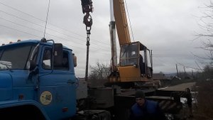 Автокран урал , достаём лебёдку .