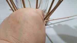 Я плету из газетных трубочек. Как красиво  оплести бутылку.