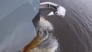 Идём на моторной 25 метровой яхте по реке