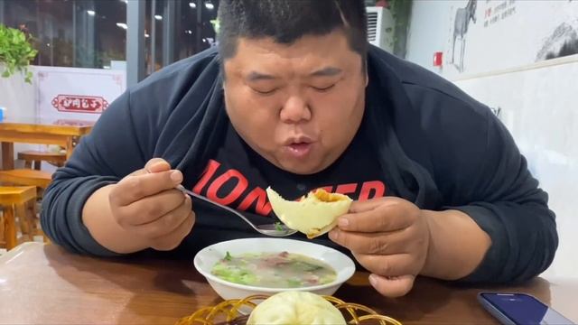 驴肉包子配驴肉汤，胖哥探店“驴肉宴”，一口包子一口汤，奢侈！【胖猴仔】