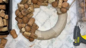 ВЕНОК ИЗ ПРОБОК ОТ ВИНА И ОРЕХОВ ? Как сделать своими руками
