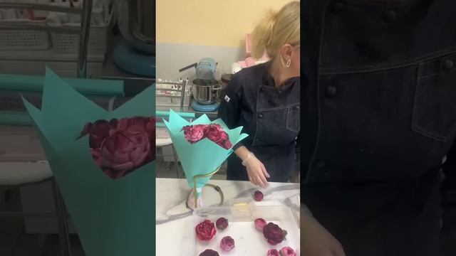 Сборка подбукетницы и создание букета из зефирных пионов