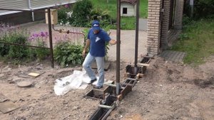 Фундамент ЛЕНТА под забор из кирпича и ОТКАТНЫЕ ВОРОТА. "Строй и Живи"